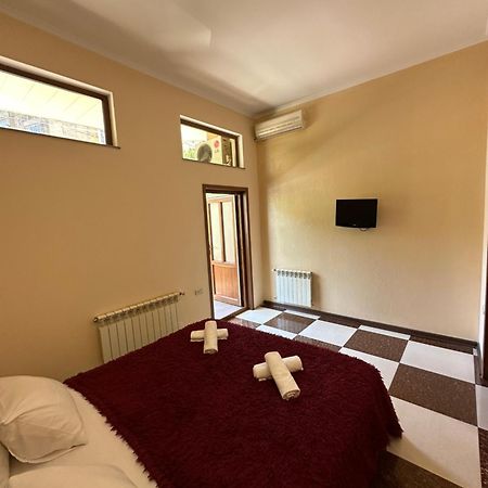 יירבאן Royal Plus Hotel מראה חיצוני תמונה