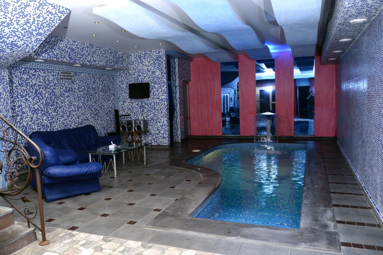יירבאן Royal Plus Hotel מראה חיצוני תמונה