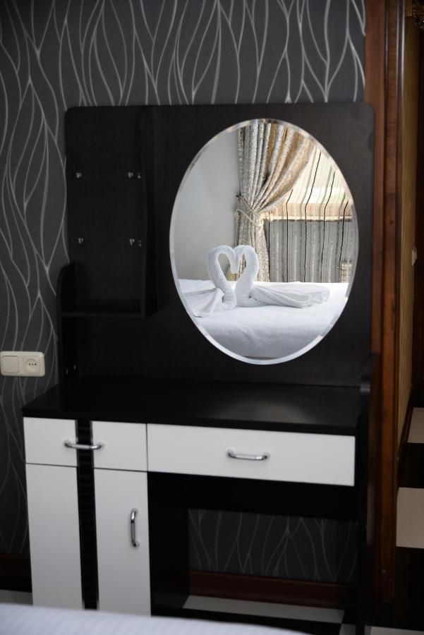 יירבאן Royal Plus Hotel מראה חיצוני תמונה