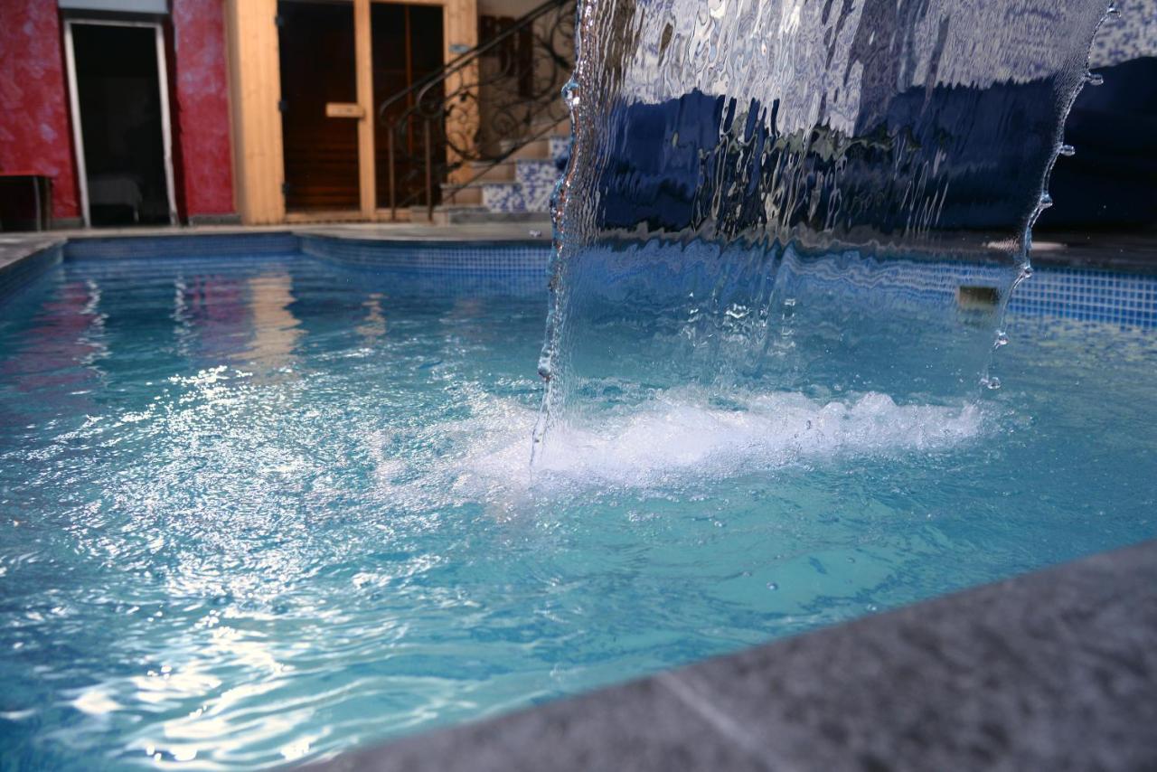 יירבאן Royal Plus Hotel מראה חיצוני תמונה