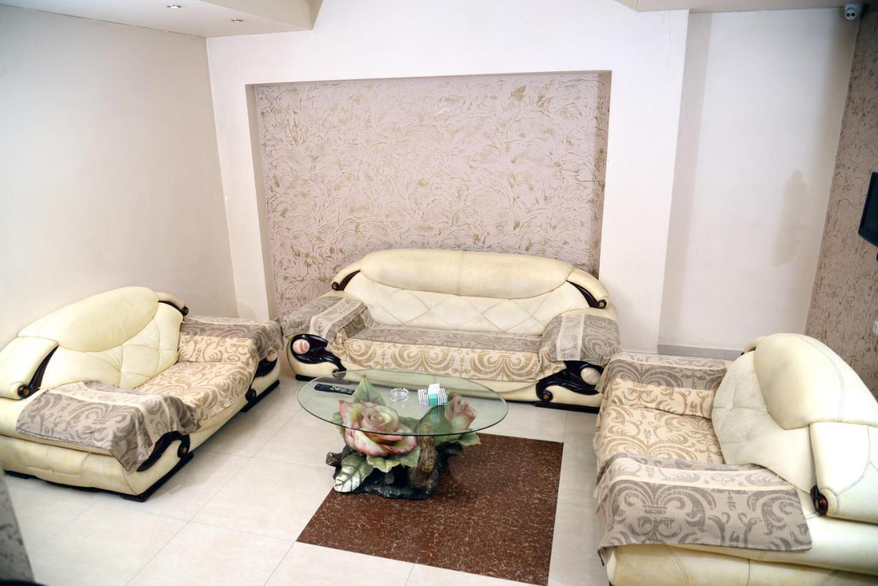 יירבאן Royal Plus Hotel מראה חיצוני תמונה