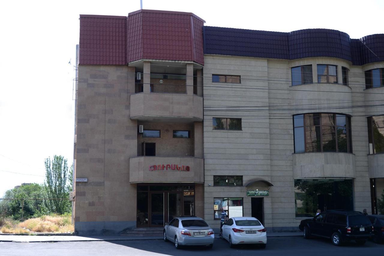 יירבאן Royal Plus Hotel מראה חיצוני תמונה