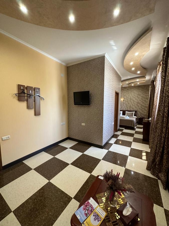 יירבאן Royal Plus Hotel מראה חיצוני תמונה