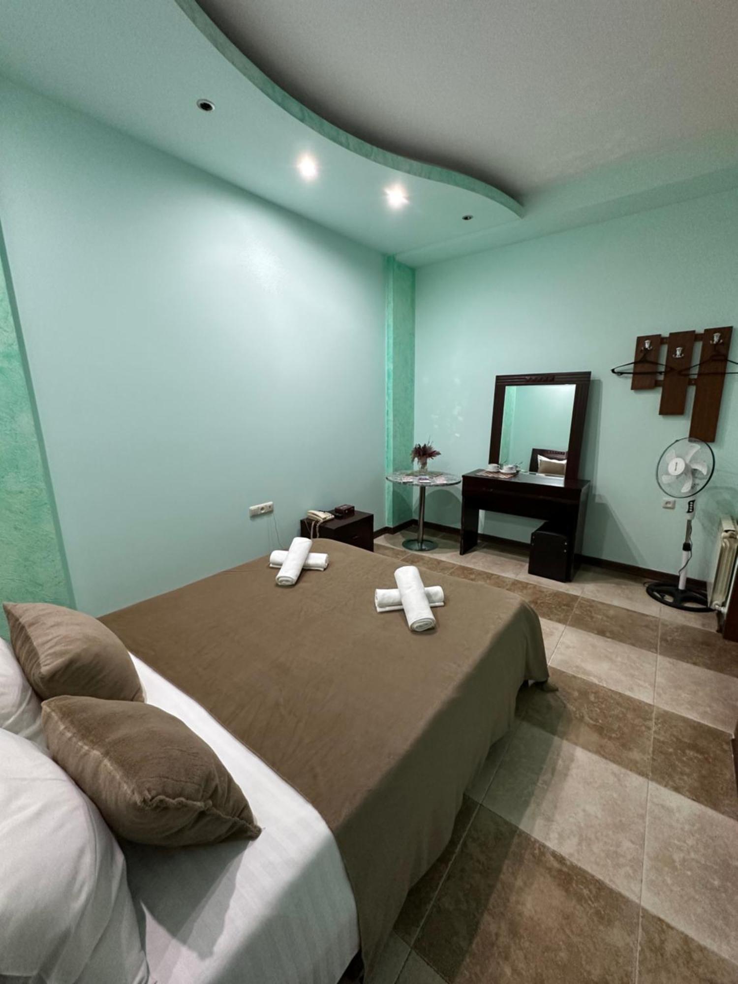 יירבאן Royal Plus Hotel מראה חיצוני תמונה