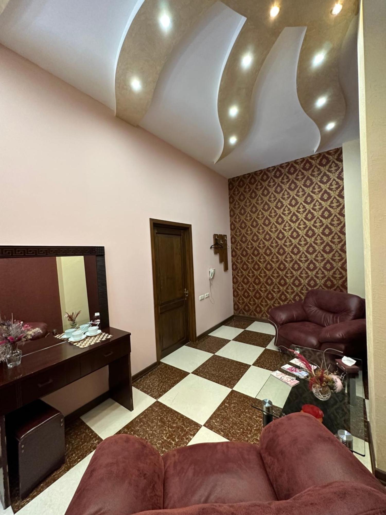 יירבאן Royal Plus Hotel מראה חיצוני תמונה