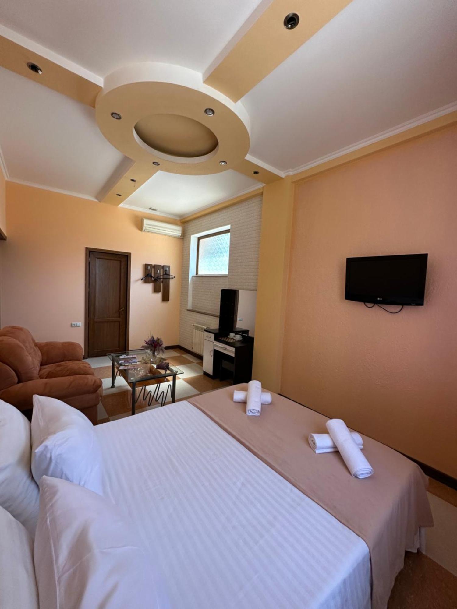 יירבאן Royal Plus Hotel מראה חיצוני תמונה