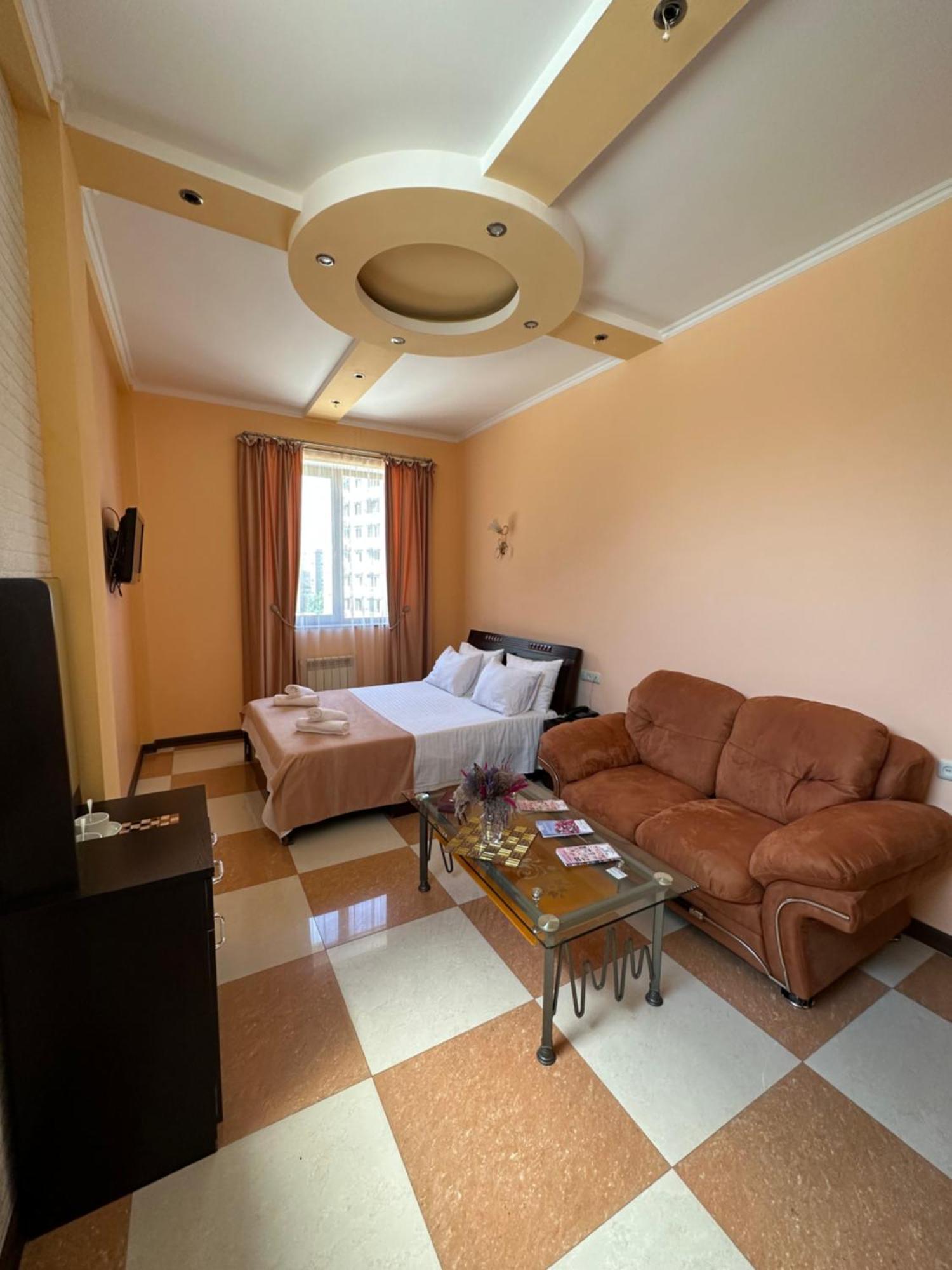 יירבאן Royal Plus Hotel מראה חיצוני תמונה