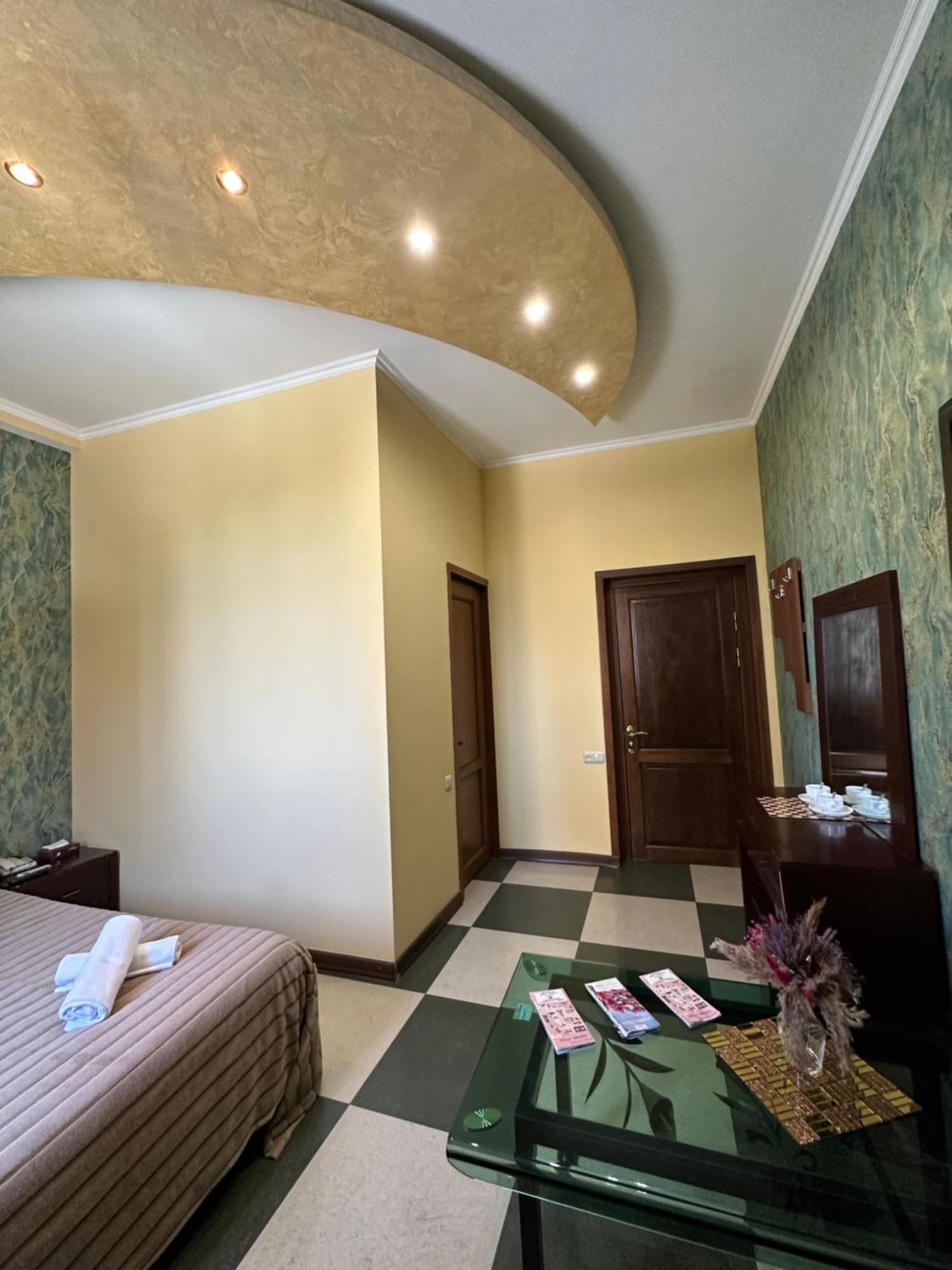 יירבאן Royal Plus Hotel מראה חיצוני תמונה
