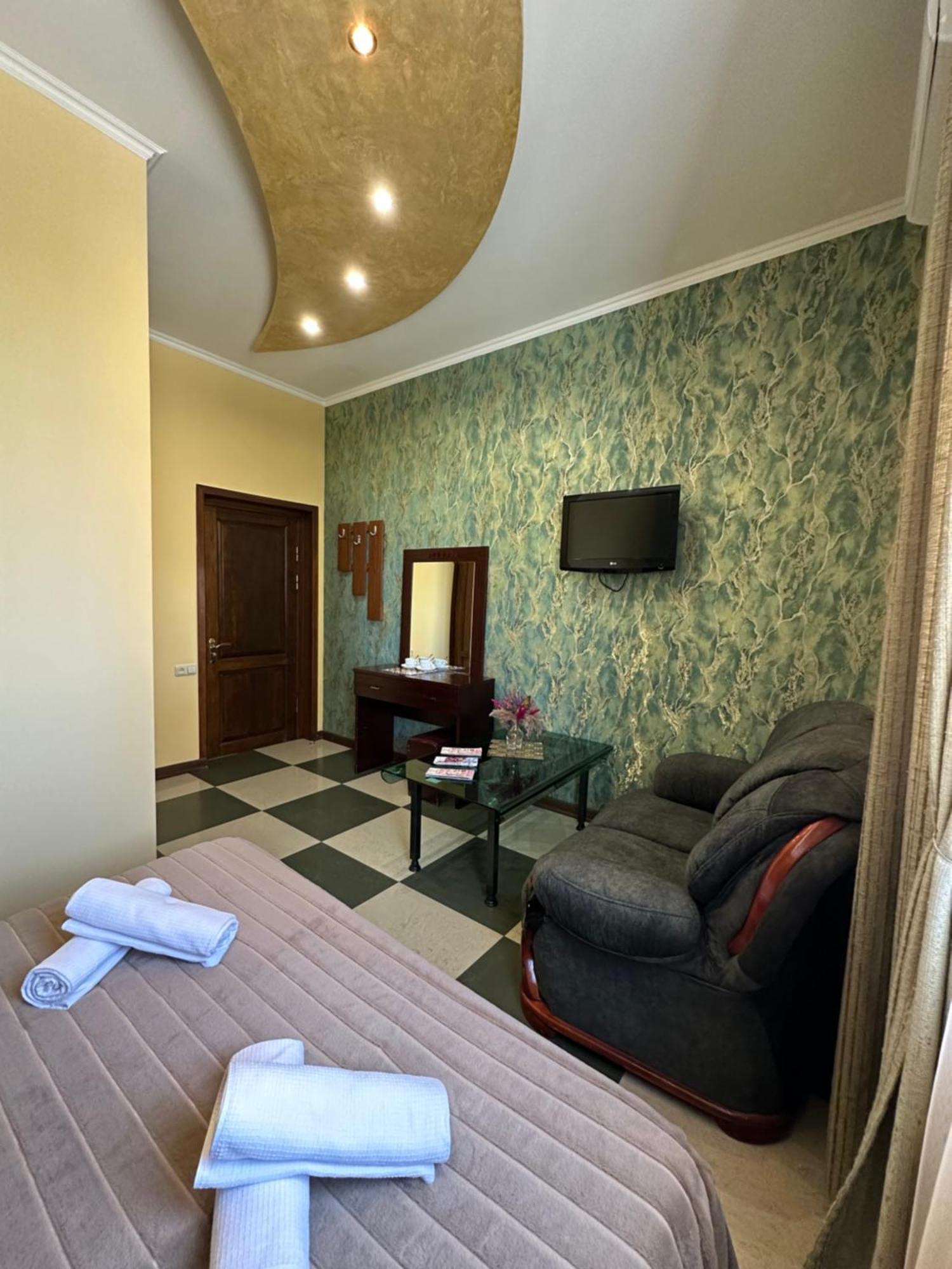 יירבאן Royal Plus Hotel מראה חיצוני תמונה
